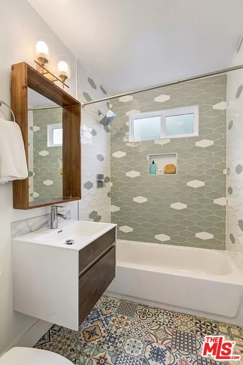 3037 Delaware Avenue Santa Monica, CA 90404