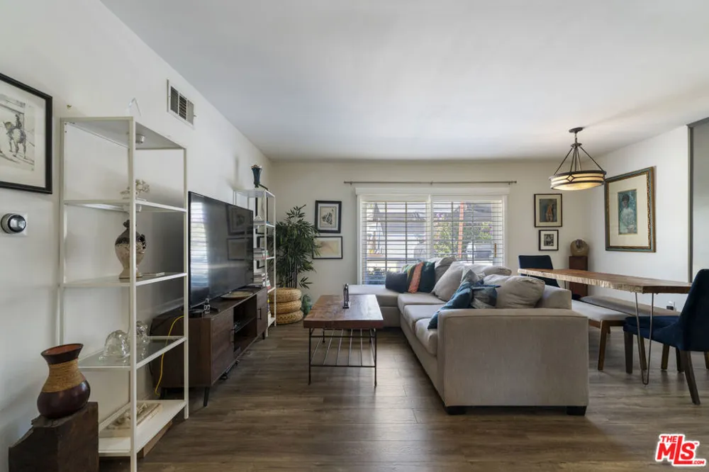 5636 Valley Circle Boulevard Los Angeles, CA 91367
