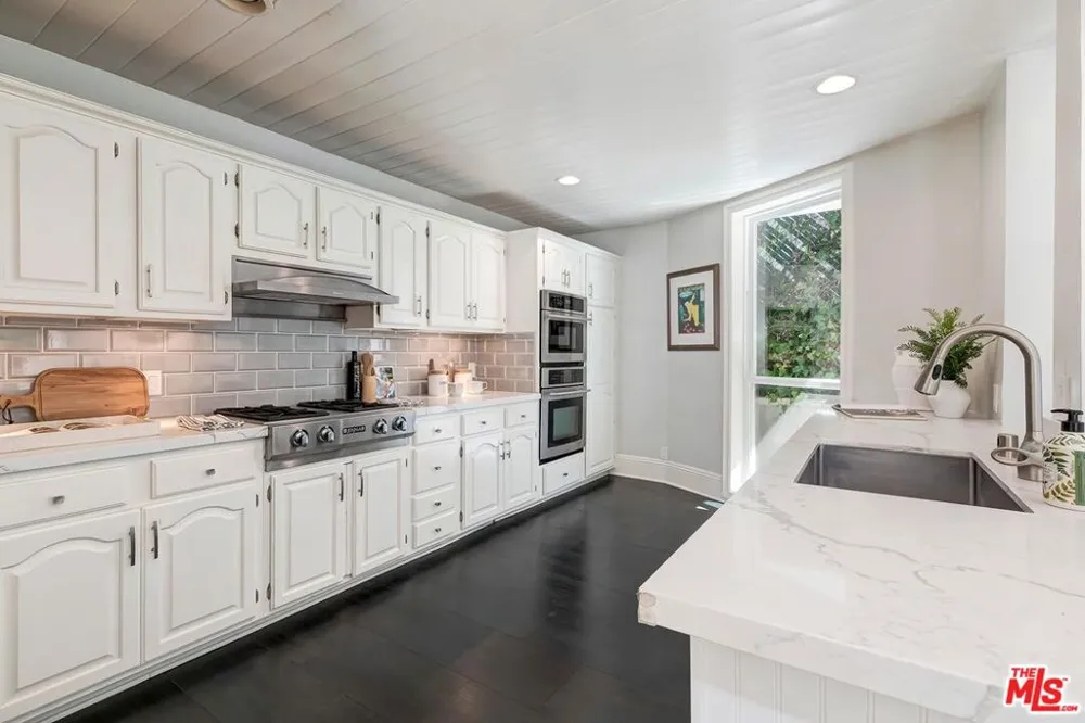 4045 Davana Road Sherman Oaks, CA 91423