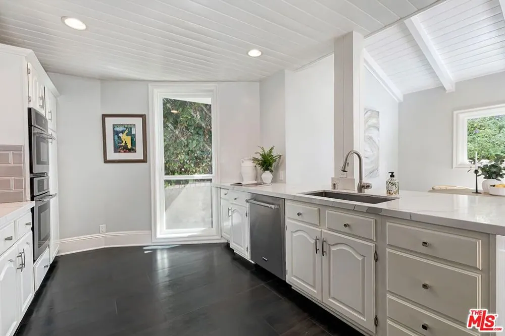 4045 Davana Road Sherman Oaks, CA 91423