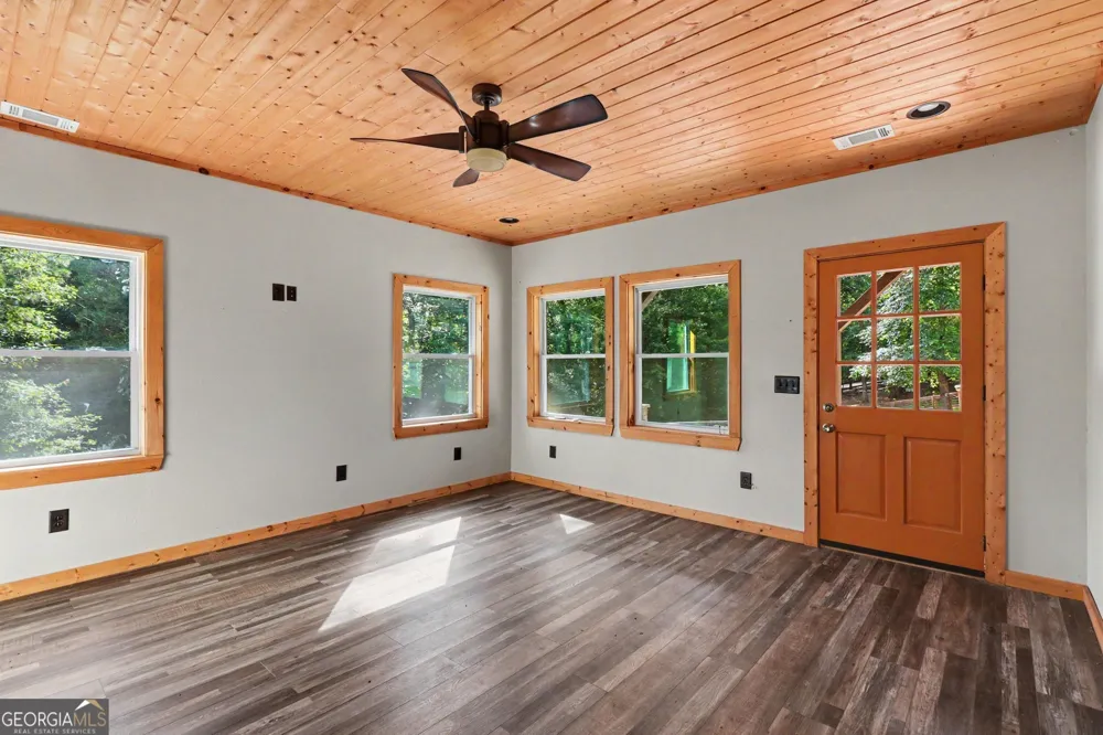 28 Francis WAY Ellijay, GA 30540
