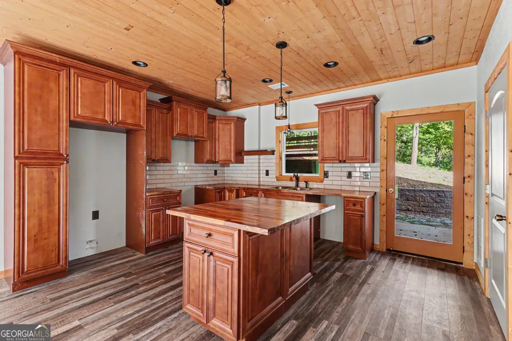 28 Francis WAY Ellijay, GA 30540