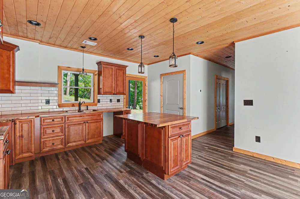 28 Francis WAY Ellijay, GA 30540