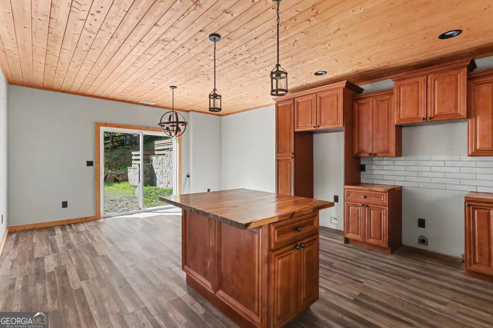 28 Francis WAY Ellijay, GA 30540