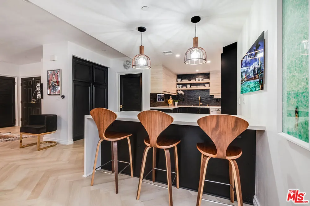 4310 Cahuenga Boulevard #104 Toluca Lake, CA 91602