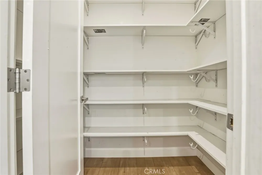 5907 Encino Avenue Encino, CA 91316