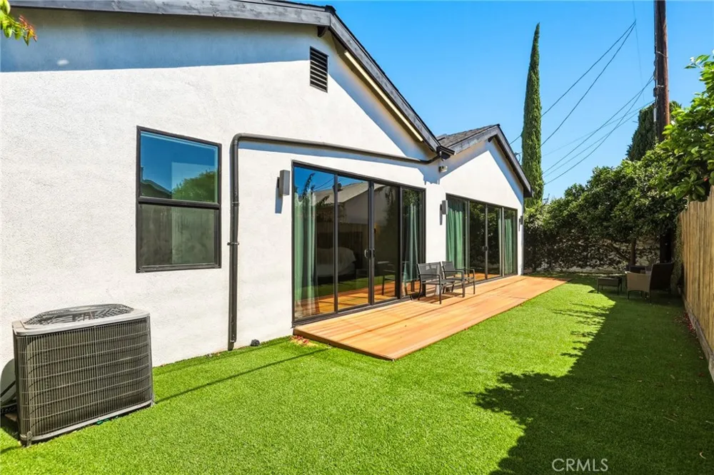 5907 Encino Avenue Encino, CA 91316
