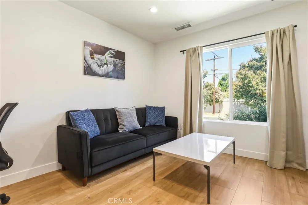 5907 Encino Avenue Encino, CA 91316