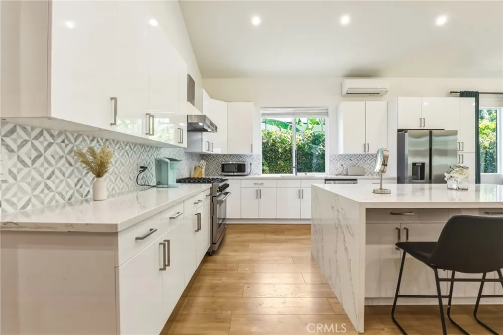 5907 Encino Avenue Encino, CA 91316