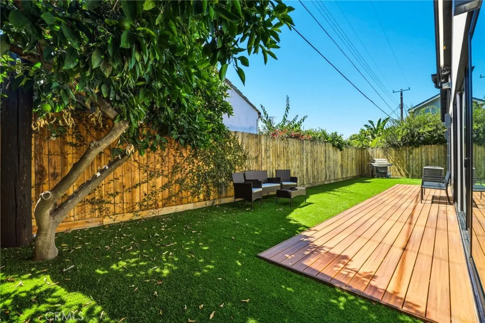 5907 Encino Avenue Encino, CA 91316