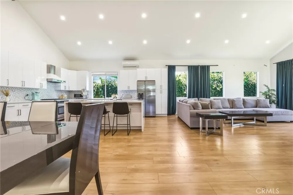5907 Encino Avenue Encino, CA 91316