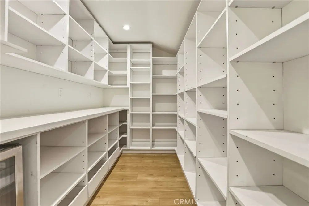 5907 Encino Avenue Encino, CA 91316