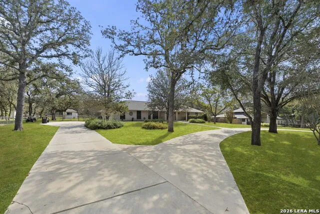 360 BEAR RIDGE DR La Vernia, TX 78121
