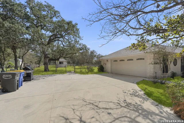 360 BEAR RIDGE DR La Vernia, TX 78121