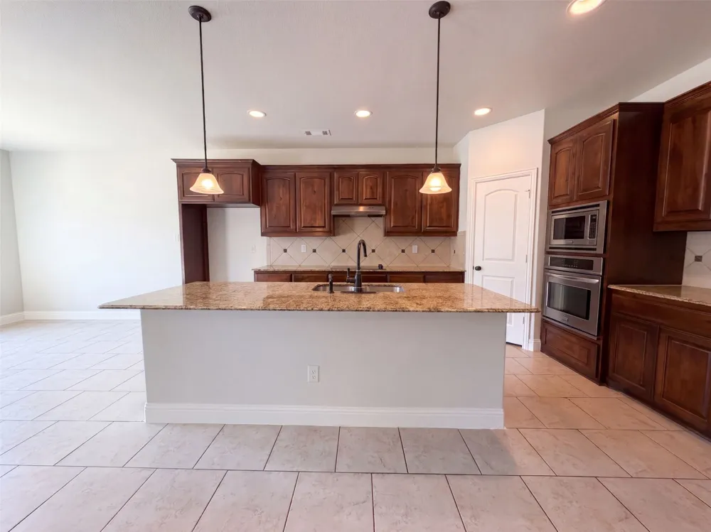 1683 St Croix Street Burleson, TX 76028