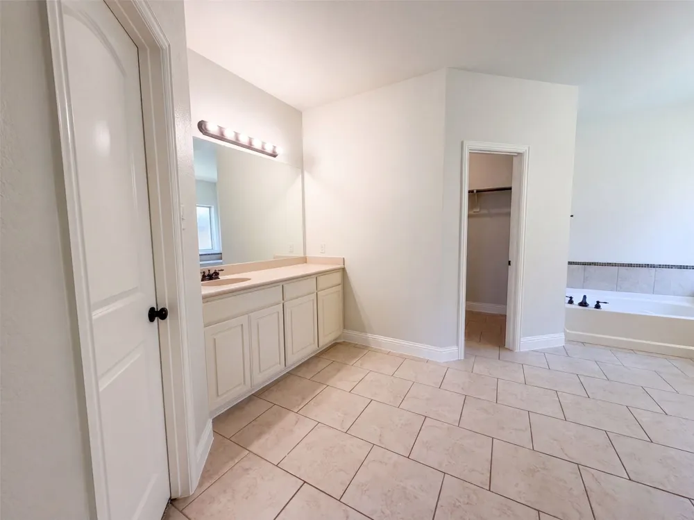 1683 St Croix Street Burleson, TX 76028