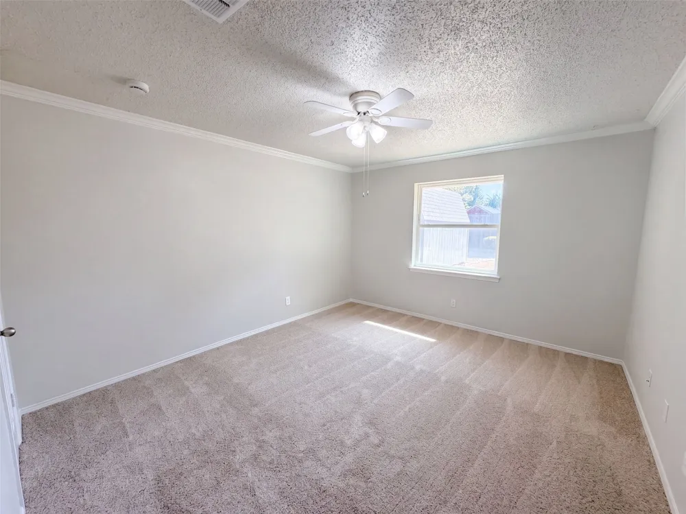 1208 Hillcrest Drive Euless, TX 76039