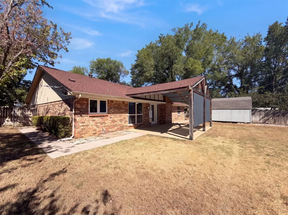 1208 Hillcrest Drive Euless, TX 76039