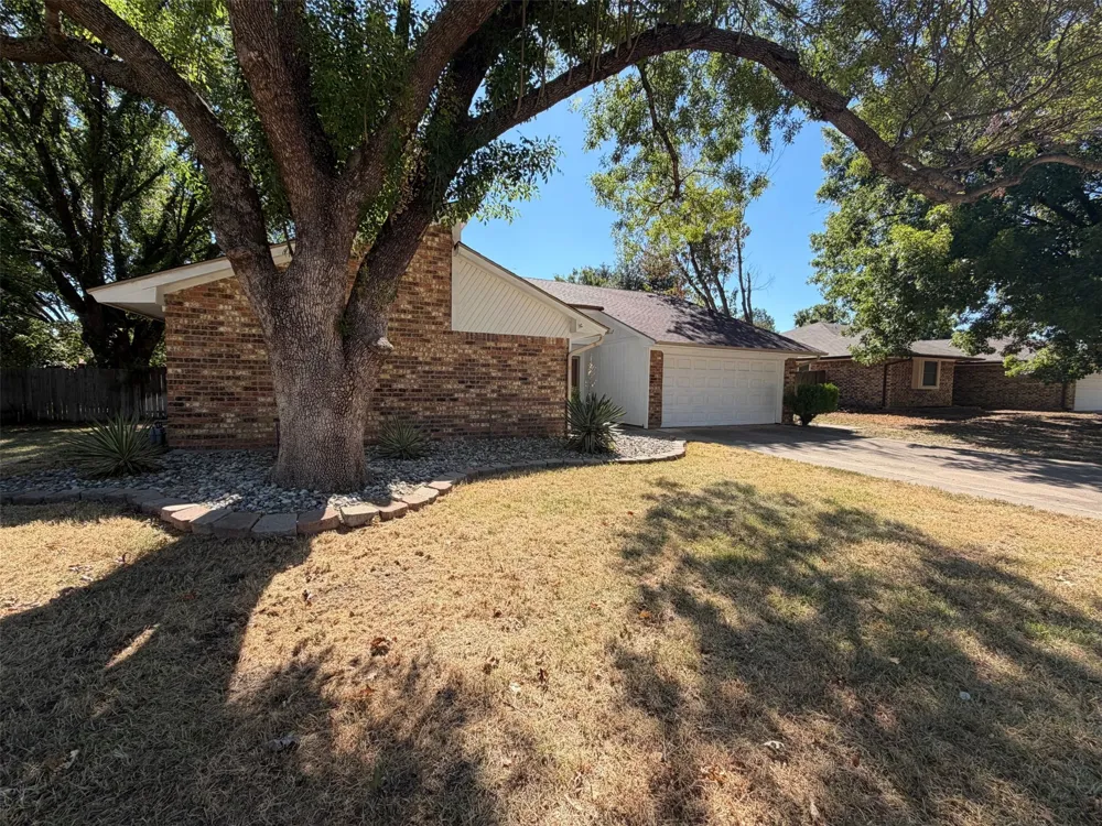 1208 Hillcrest Drive Euless, TX 76039