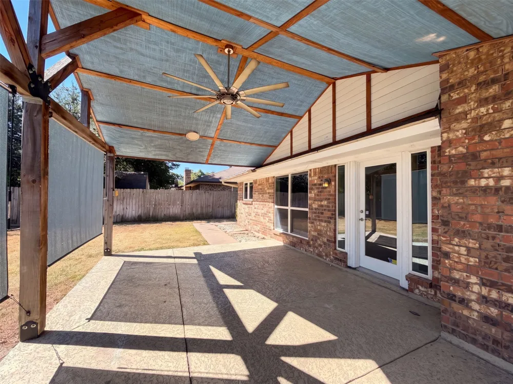 1208 Hillcrest Drive Euless, TX 76039