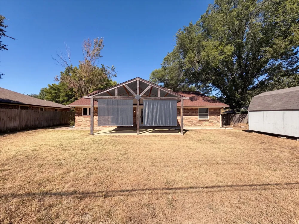 1208 Hillcrest Drive Euless, TX 76039