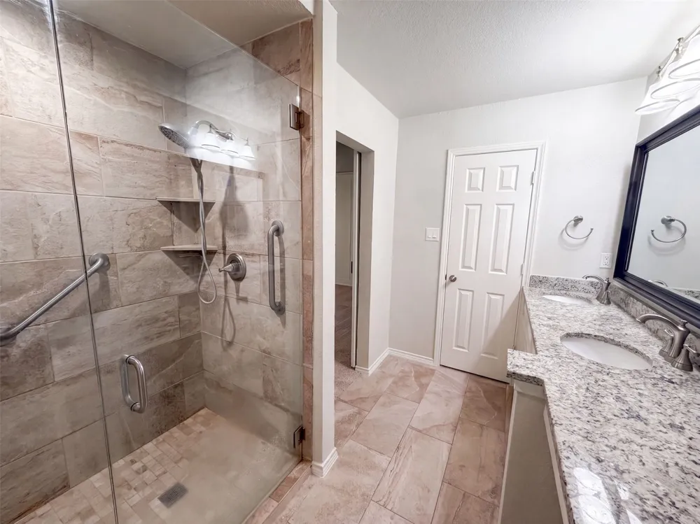 1208 Hillcrest Drive Euless, TX 76039