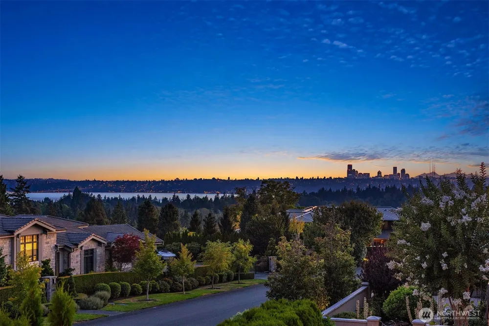 9040 NE 14th Street Clyde Hill, WA 98004