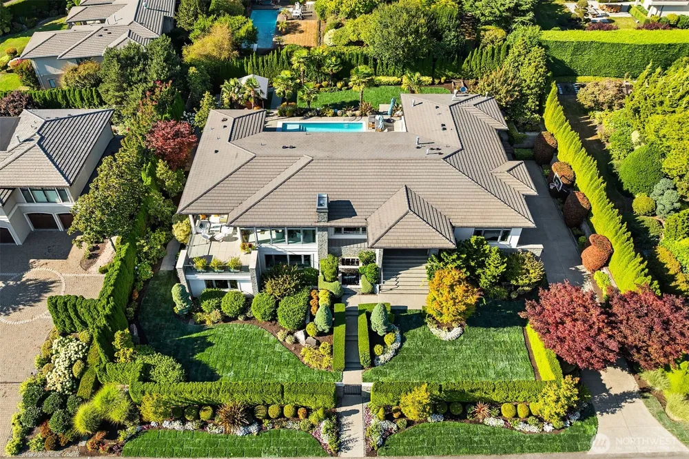9040 NE 14th Street Clyde Hill, WA 98004
