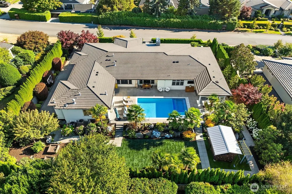 9040 NE 14th Street Clyde Hill, WA 98004