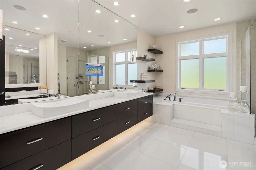 9040 NE 14th Street Clyde Hill, WA 98004