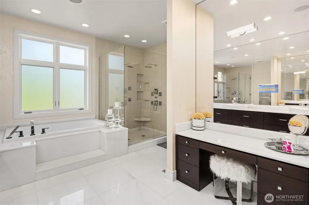9040 NE 14th Street Clyde Hill, WA 98004