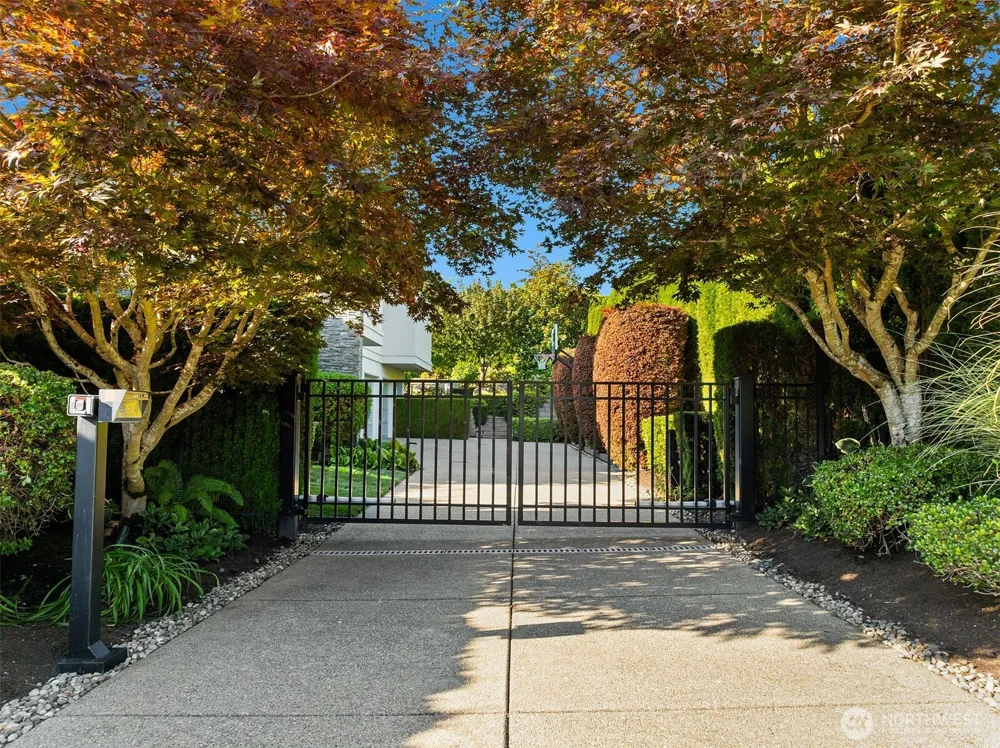 9040 NE 14th Street Clyde Hill, WA 98004