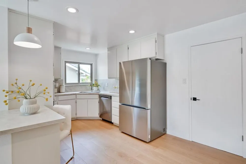 20129 Somerset Drive Cupertino, CA 95014
