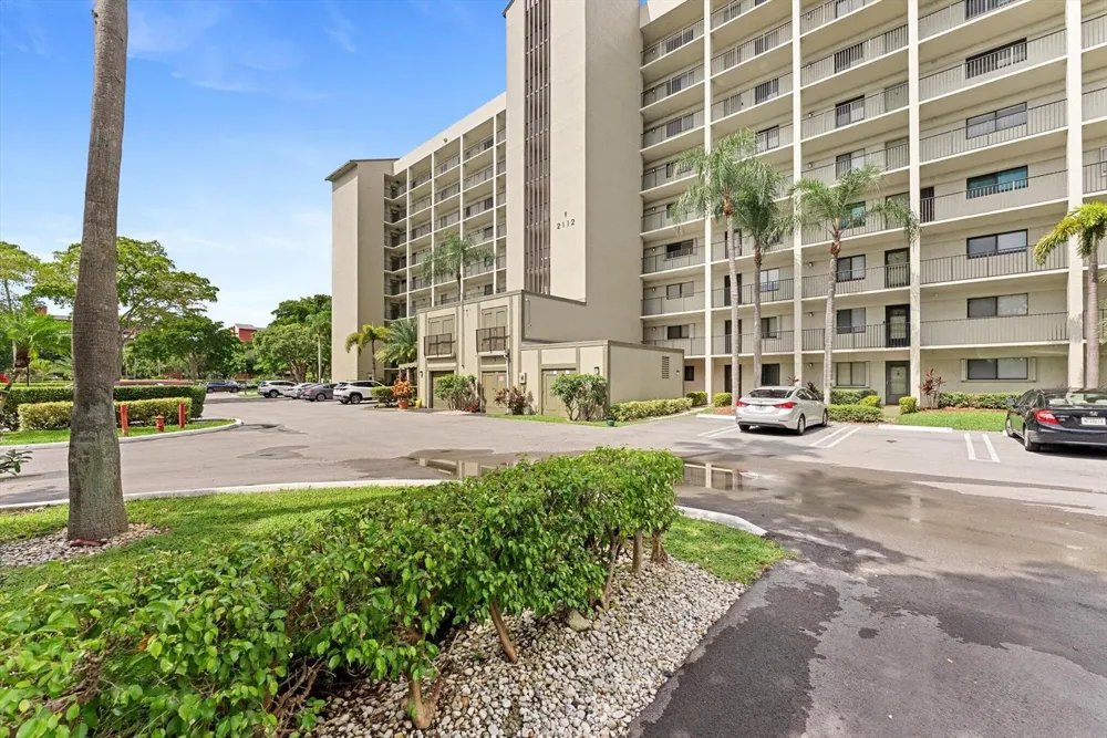 2112 S CYPRESS BEND DRIVE #607 Pompano Beach, FL 33069