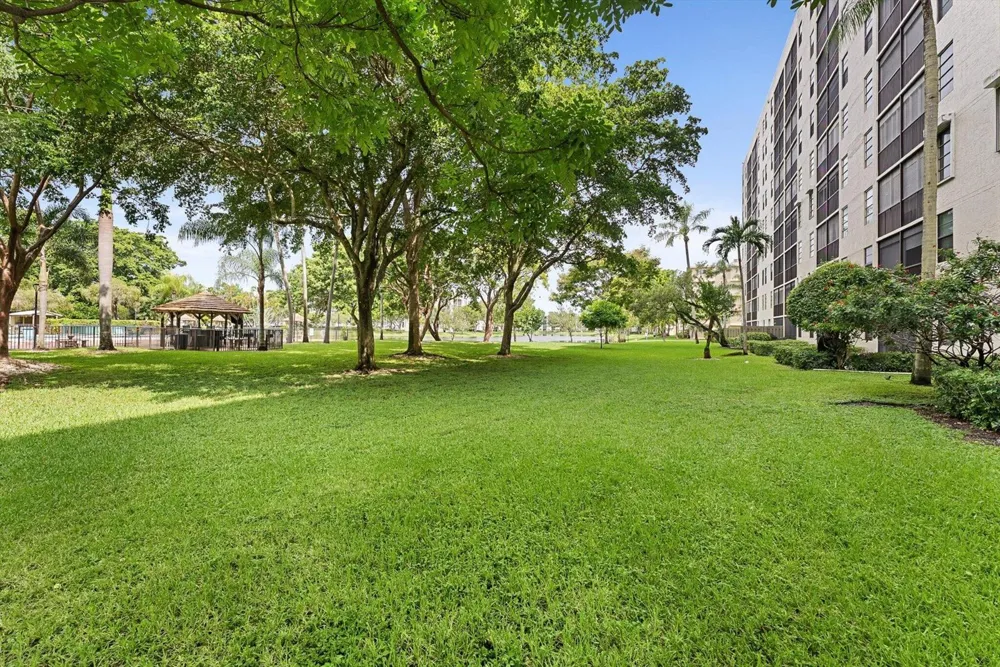 2112 S CYPRESS BEND DRIVE #607 Pompano Beach, FL 33069