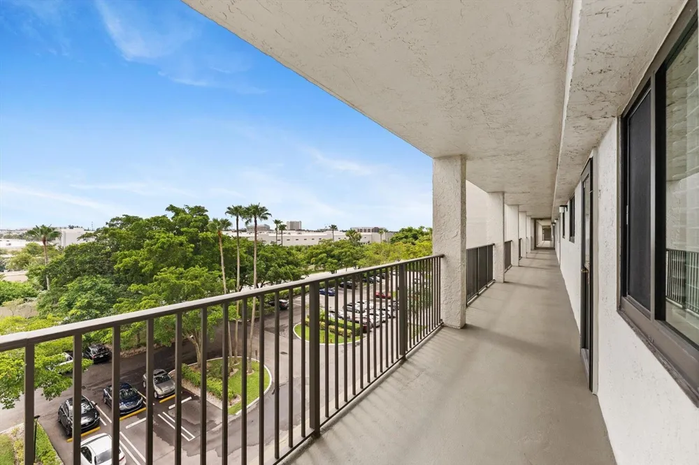 2112 S CYPRESS BEND DRIVE #607 Pompano Beach, FL 33069