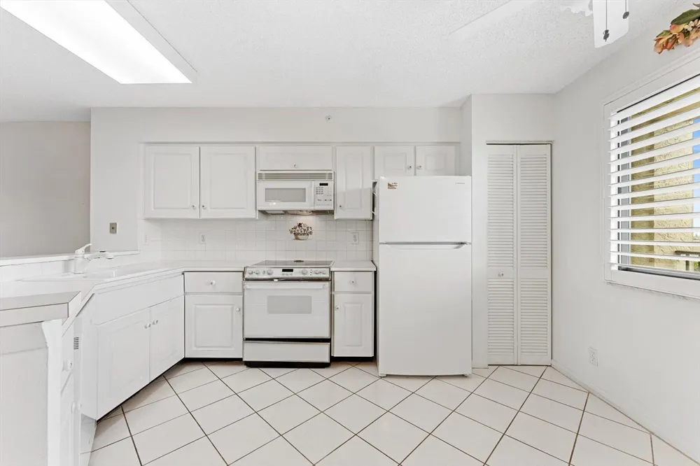 2112 S CYPRESS BEND DRIVE #607 Pompano Beach, FL 33069