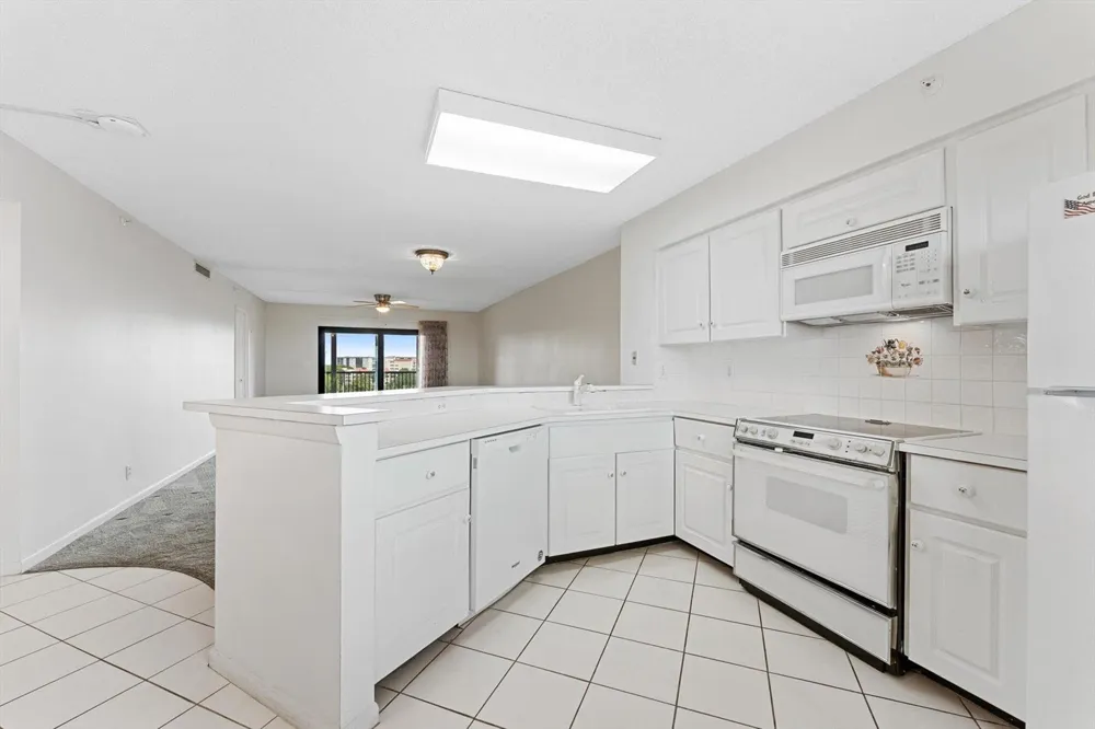2112 S CYPRESS BEND DRIVE #607 Pompano Beach, FL 33069