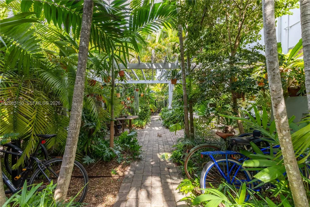 742 10th St #209 Miami Beach, FL 33139