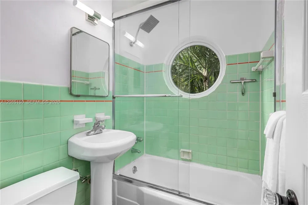 742 10th St #209 Miami Beach, FL 33139