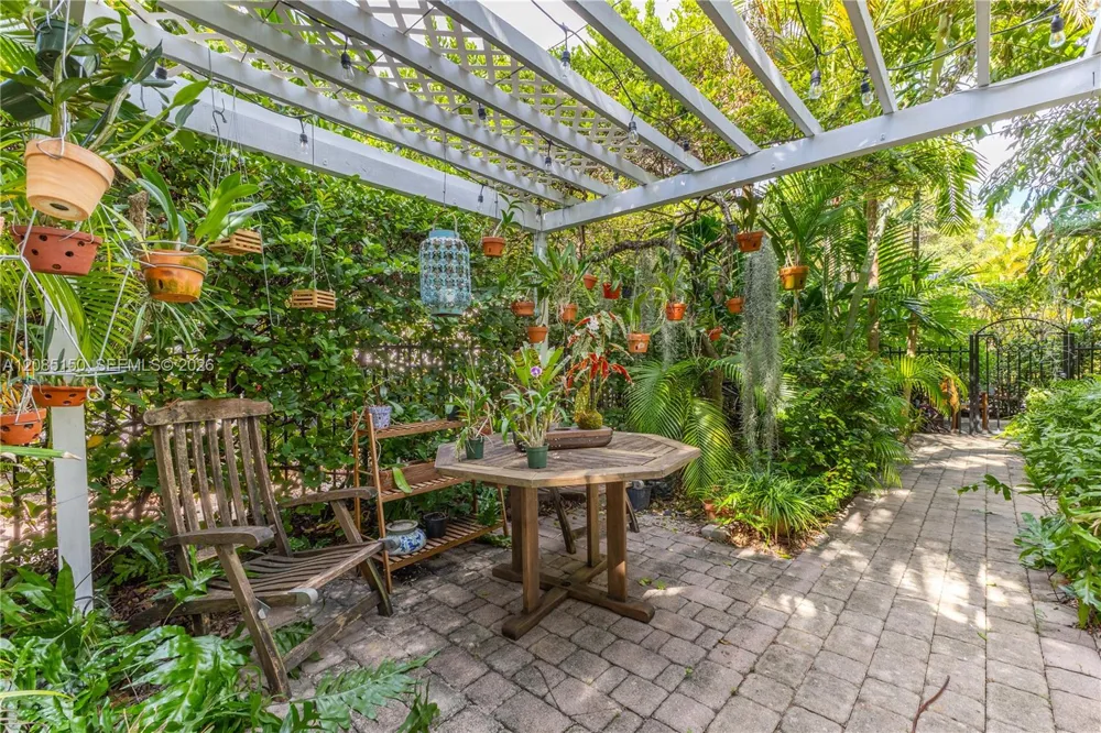 742 10th St #209 Miami Beach, FL 33139