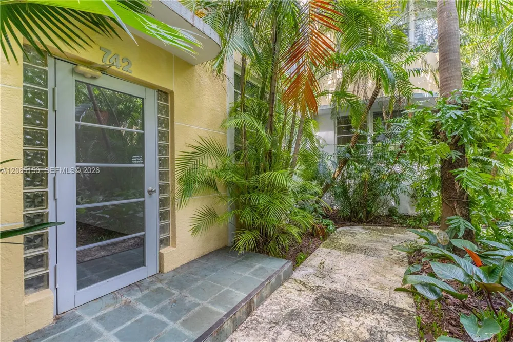 742 10th St #209 Miami Beach, FL 33139