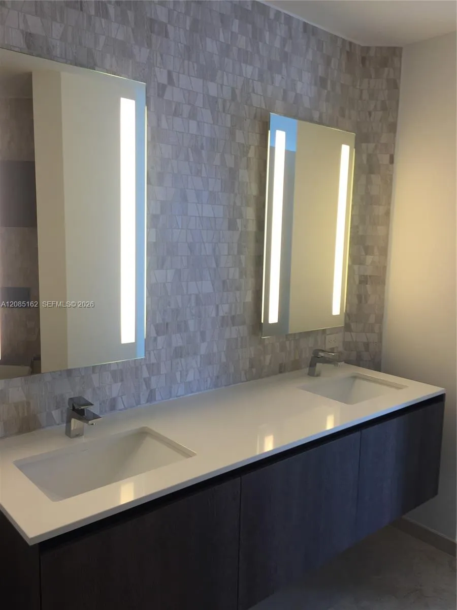 68 SE 6th St #2202 Miami, FL 33131