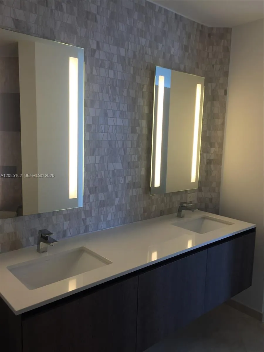 68 SE 6th St #2202 Miami, FL 33131