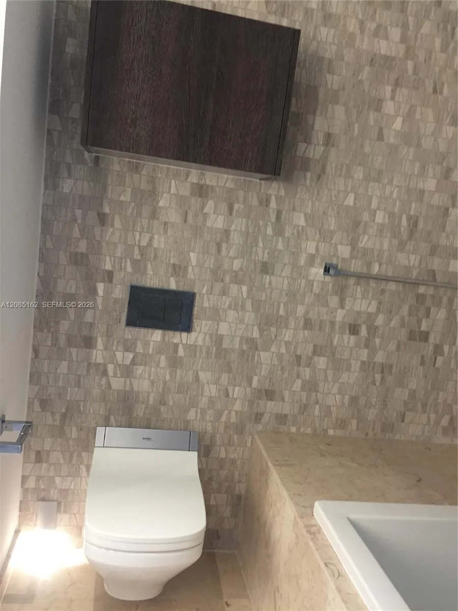 68 SE 6th St #2202 Miami, FL 33131
