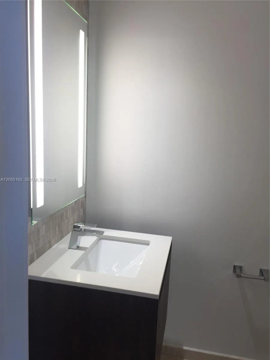 68 SE 6th St #2202 Miami, FL 33131