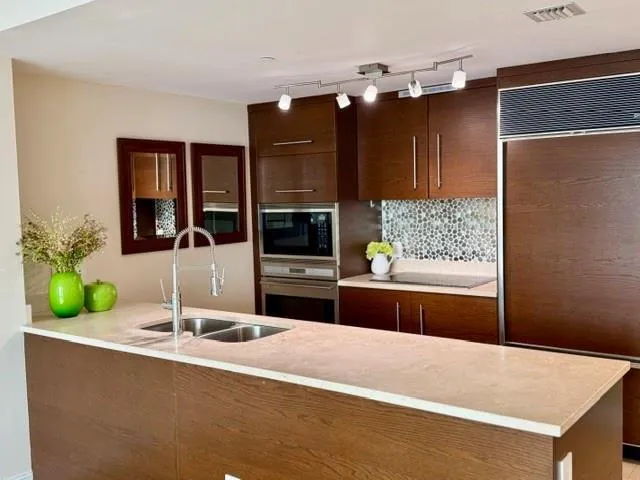 465 BRICKELL AVENUE #1806 Miami, FL 33131