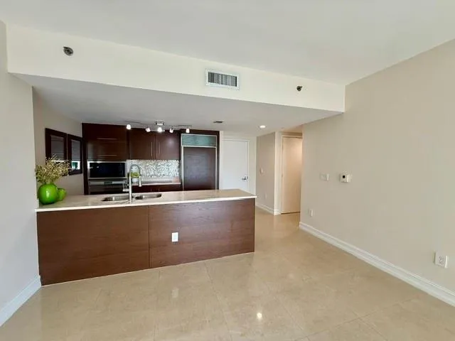 465 BRICKELL AVENUE #1806 Miami, FL 33131