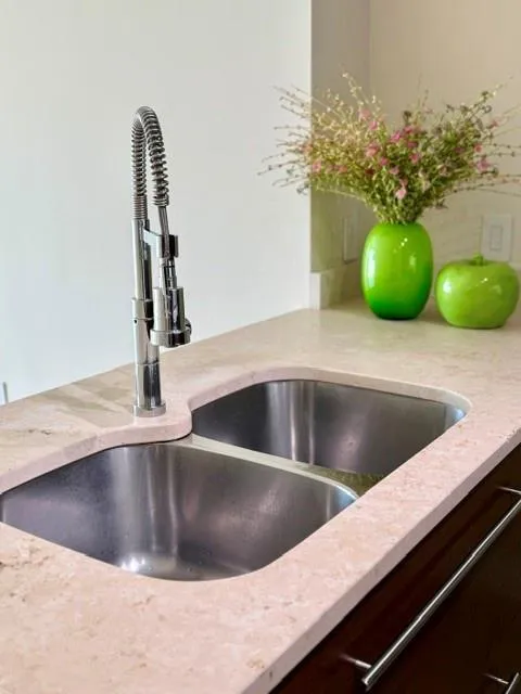 465 BRICKELL AVENUE #1806 Miami, FL 33131