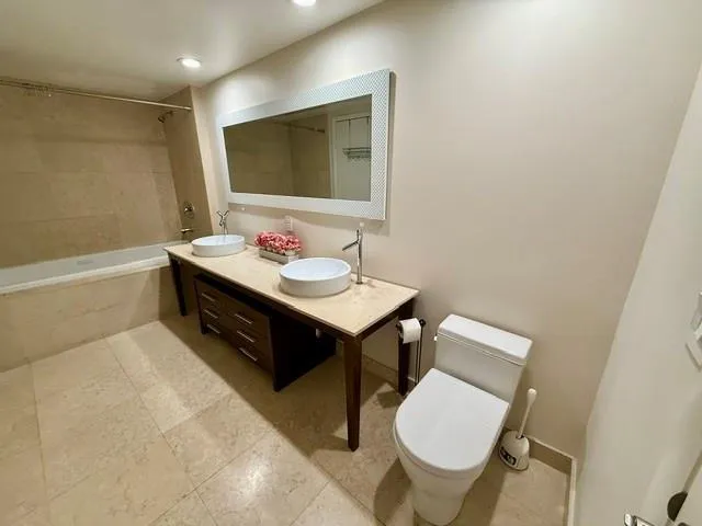 465 BRICKELL AVENUE #1806 Miami, FL 33131